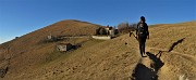 36 Vista panoramica verso la cima del LInzone con la Chiesetta a sx